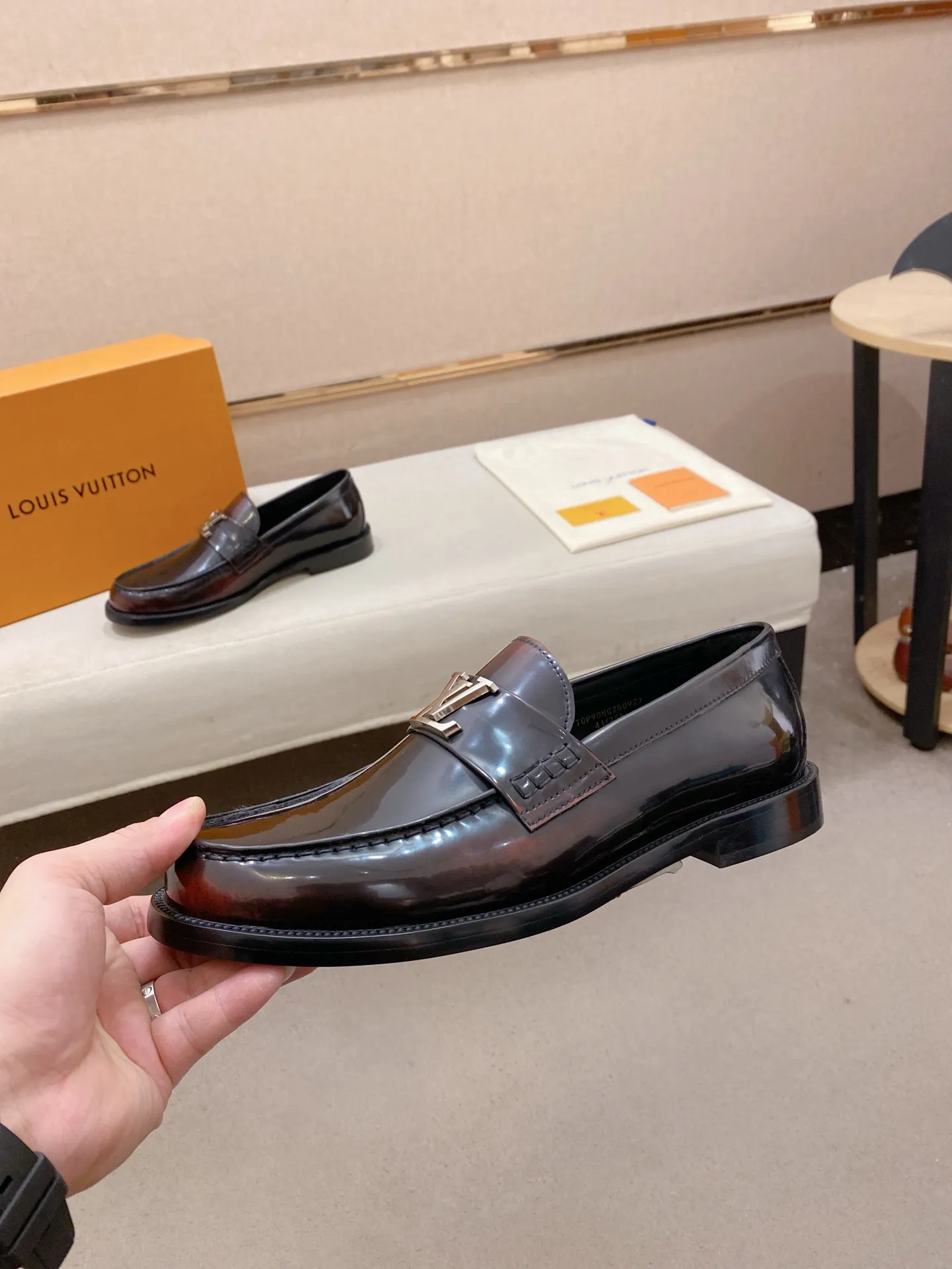 Factory price: 700💰Louis Vuitton LV men's classic Oxford shoes, men's business formal boutique leather shoes, classic model, exquisite almond kernel toe, ultimate art, the whole shoe is made of imported cow leather (open edge beads), carefully selected, fine pores, excellent gloss, soft texture, strong toughness, durable and not easy to deform, apricot calf leather lining, soft and comfortable, sweat-absorbent and breathable. Composite rubber backing at the heel. The front and rear outsole are nailed and reinforced, making them non-slip and wear-resistant. Made with Goodyear craftsmanship, the shoe shape is excellent, light and luxurious, and can be worn in all kinds of formal occasions! Original box and dust bag packaging! Size: 39-44 (38.45. Customized)
